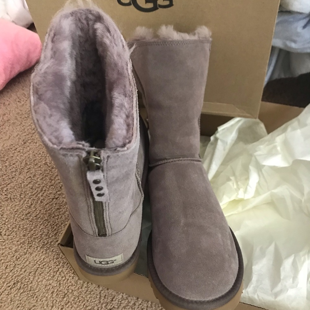 UGG Women’s classic short ZIP boot US size 11 new